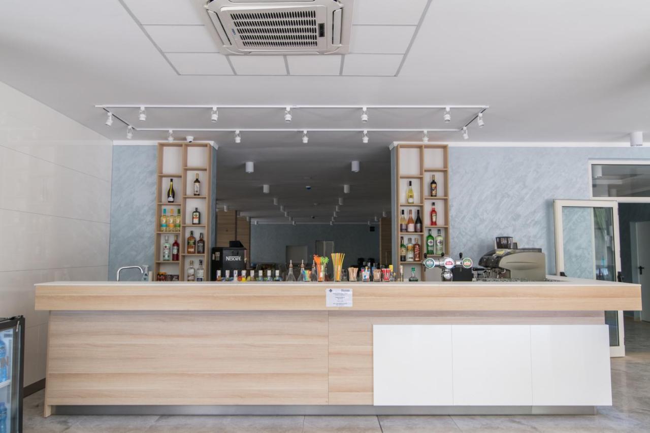 Cinema Hotel Primorsko Exteriér fotografie